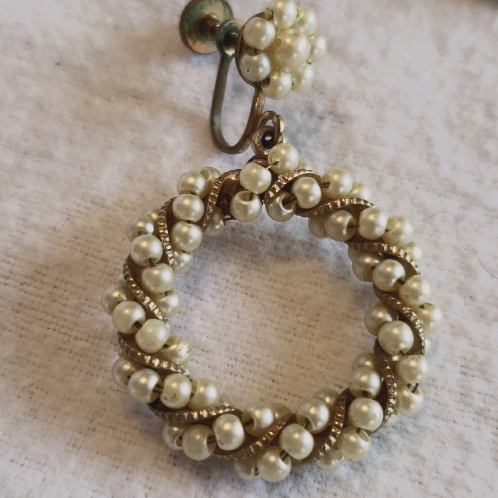Vintage Pearl & Gold Tone Screw Back Earrings - Picture 2 of 3